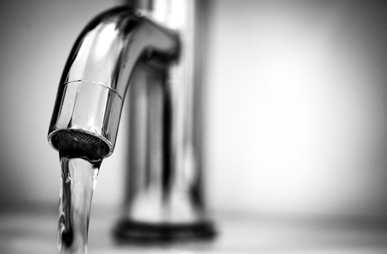 water, tap, black and white-2825771.jpg
